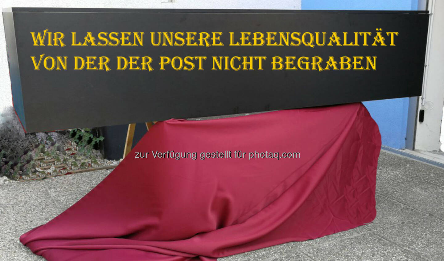 Unabhängige Bürgerinitiative lelog.at: Trauermarsch vor der Unternehmenszentrale der Post AG – „Wir lassen unsere Lebensqualität nicht von der Post begraben“ (Fotograf: Daniel Moser-Krapfenbauer)