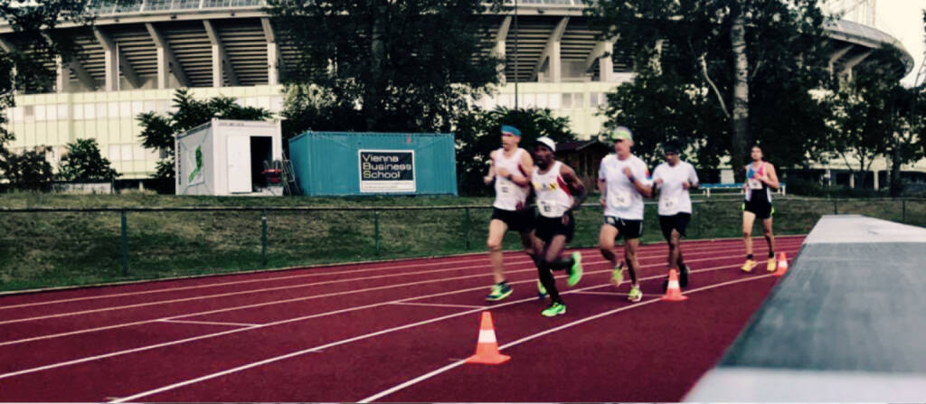 Runplugged 10k mit Pacemaker Alfred Sungi und Christian Drastil im Feld (c) Michael Plos (17.08.2017) 