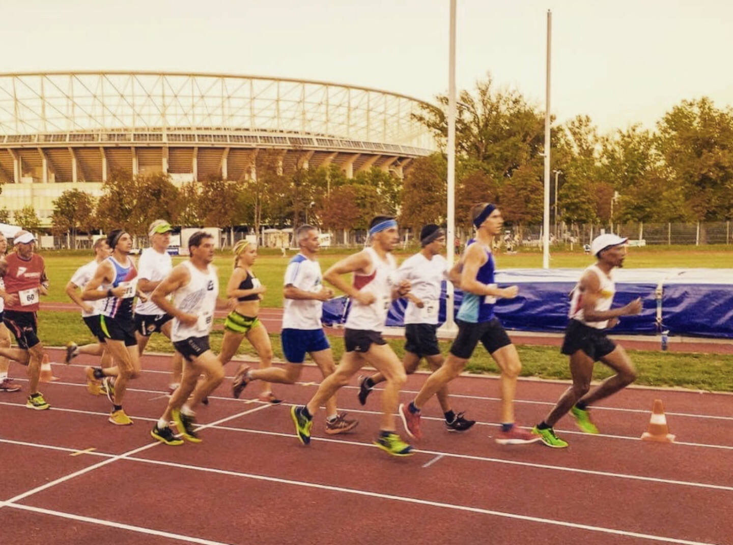 Runplugged 10k mit Pacemaker Alfred Sungi und Christian Drastil im Feld (c) Michael Josef Riedler