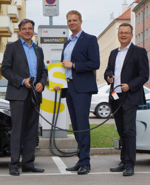 LeasePlan setzt mit SMATRICS auf grüne Mobilität, LeasePlan Geschäftsführer Nigel Storny mit Thomas Dittrich und Michael-Viktor Fischer (beide SMATRICS), Fotocredit: SMATRICS, © Aussendung (18.08.2017) 