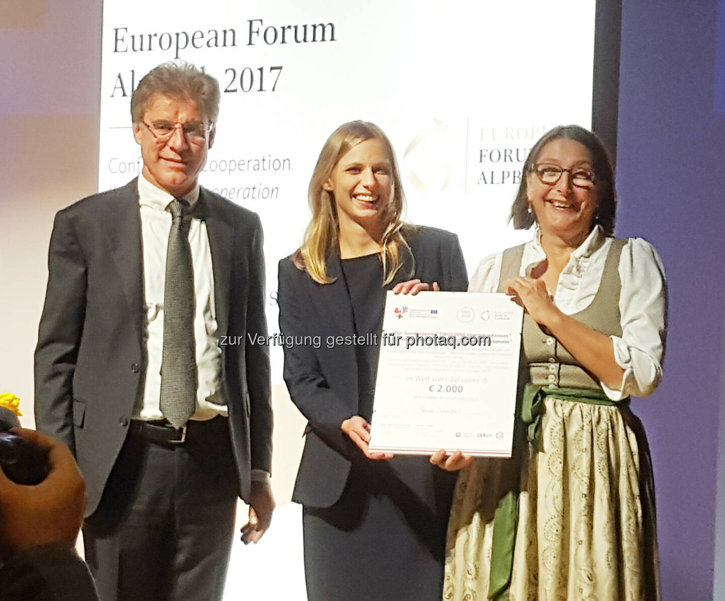 MCI-Preisträgerin Verena Schallhart (Bildmitte) nimmt die Gratulationen von Konrad Bergmeister, Präsident der Freien Universität Bozen, und der Tiroler Landesrätin Christine Bauer entgegen - MCI Management Center Innsbruck: EUREGIO-Sonderpreis für MCI (Fotograf: Lukas Möltner / Fotocredit: MCI)