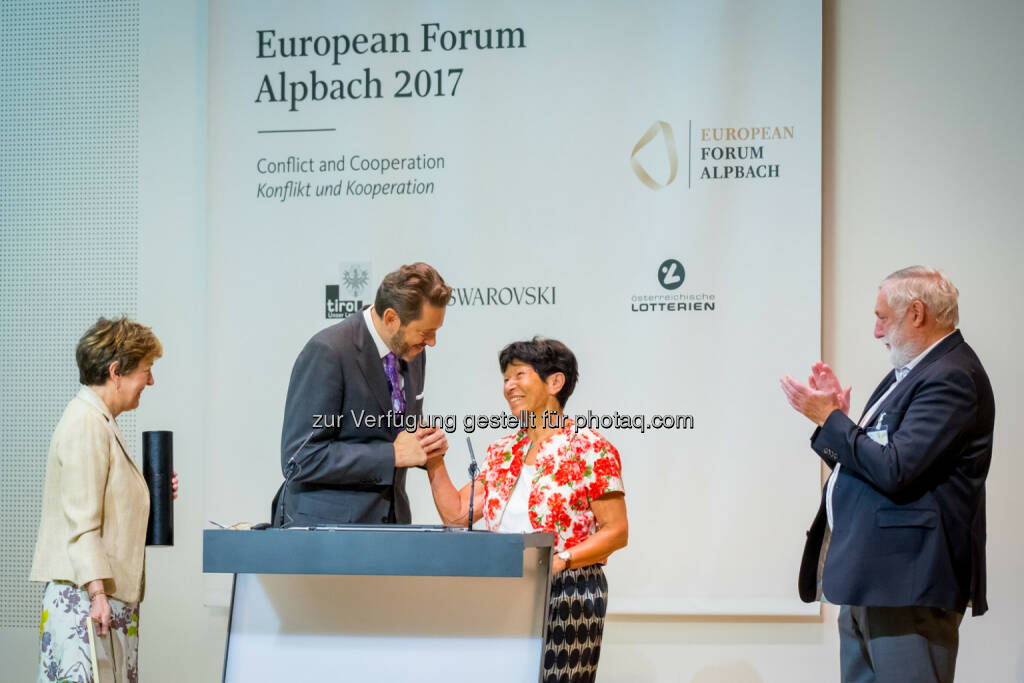 Wissenschaftsminister Harald Mahrer mit Helga Nowotny - Bundesministerium für Wissenschaft, Forschung und Wirtschaft: Mahrer: Preis zur Förderung des ERC-Nachwuchs zu Ehren von Helga Nowotny (Fotograf: Andrei Pungovschi / Europäisches Forum Alpbach / Fotocredit: BMWFW), © Aussender (23.08.2017) 