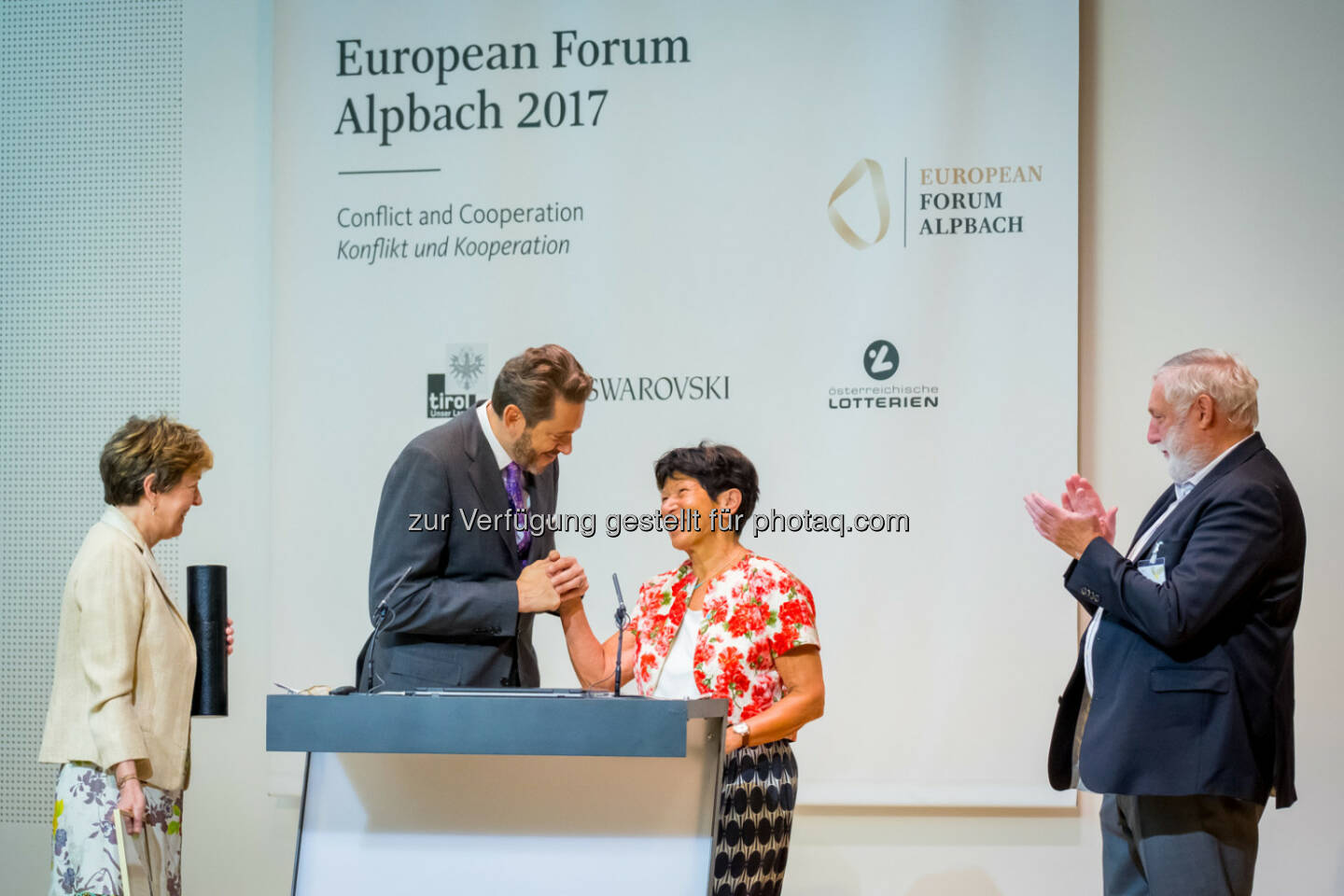 Wissenschaftsminister Harald Mahrer mit Helga Nowotny - Bundesministerium für Wissenschaft, Forschung und Wirtschaft: Mahrer: Preis zur Förderung des ERC-Nachwuchs zu Ehren von Helga Nowotny (Fotograf: Andrei Pungovschi / Europäisches Forum Alpbach / Fotocredit: BMWFW)