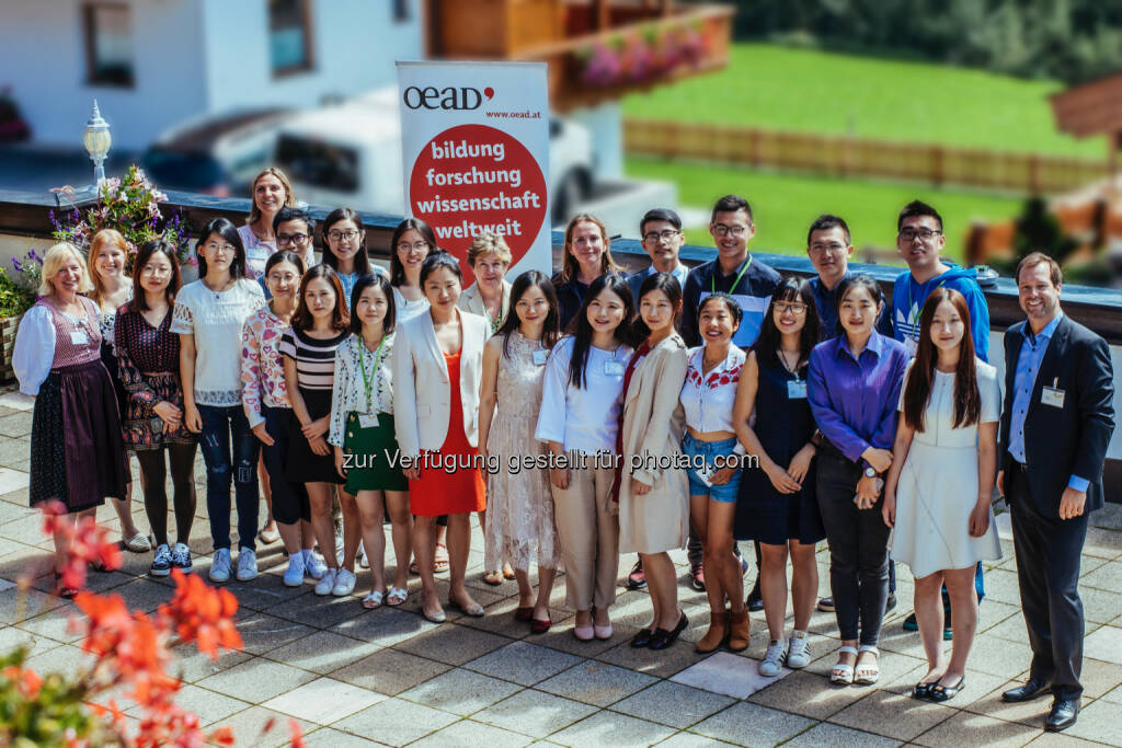 Die chinesischen Studierenden im Kreise ihrer Gastgeber/innen - OeAD (Österreichische Austauschdienst)-GmbH: 21 chinesische Studierende bei den Hochschulgesprächen in Alpbach (Fotograf: Maria Noisternig / Fotocredit: Europäisches Forum Alpbach), © Aussender (23.08.2017) 