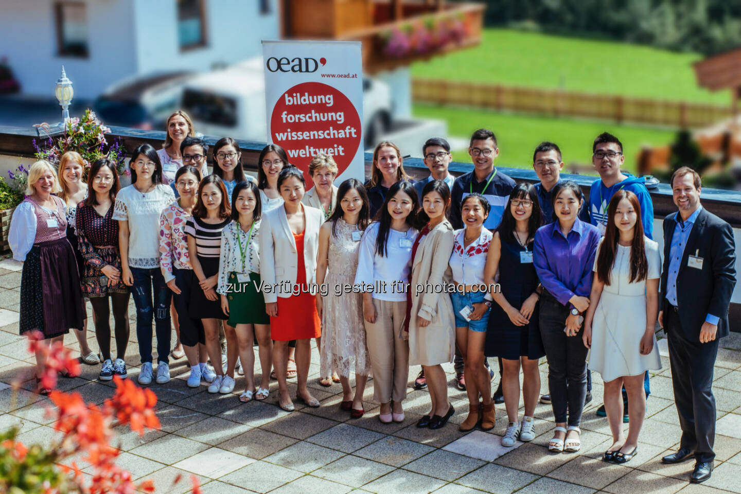 Die chinesischen Studierenden im Kreise ihrer Gastgeber/innen - OeAD (Österreichische Austauschdienst)-GmbH: 21 chinesische Studierende bei den Hochschulgesprächen in Alpbach (Fotograf: Maria Noisternig / Fotocredit: Europäisches Forum Alpbach)