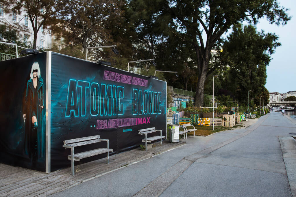 Rotkäppchen & Goliath:  Graffiti Werbung für Universal Pictures zum Kinostart von Atomic Blonde, Donaukanal, Foto: Ákos Vincze/Rotkäppchen & Goliath, © Josef Chladek/photaq.com (25.08.2017) 