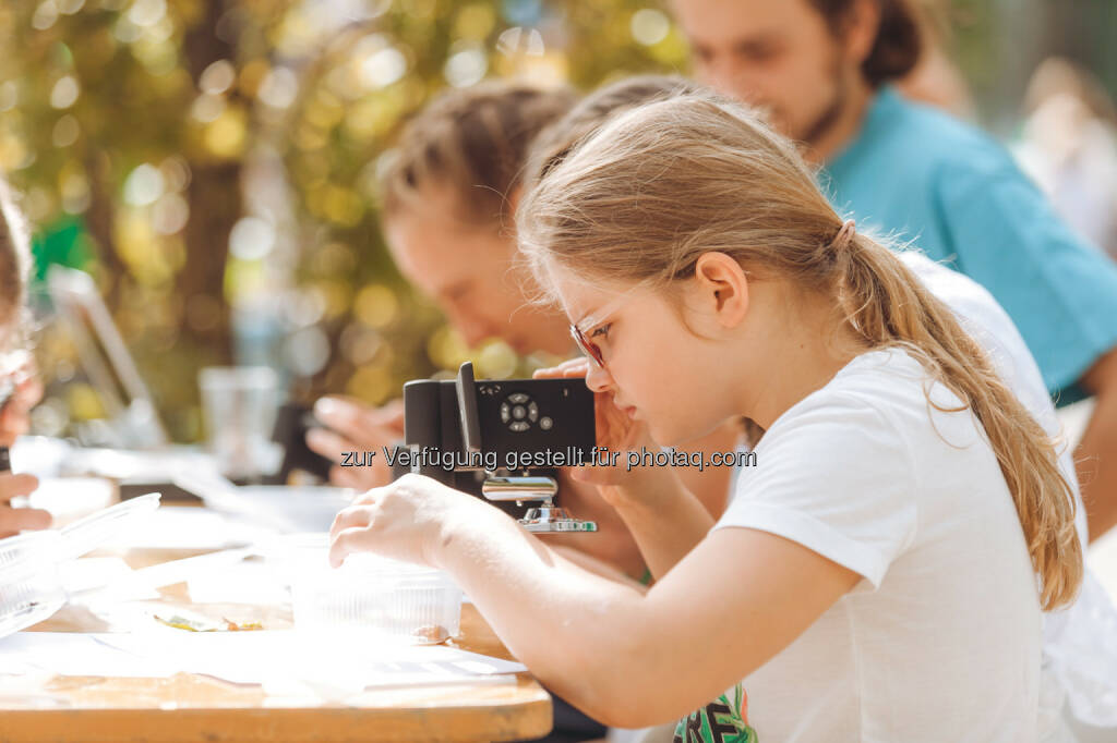 Nachwuchs-Wissenschaftler lernen den verantwortungsvollen Umgang mit Ressourcen. - Novartis Oncology: Tag der kleinen Forscher (Fotograf:© Philipp Lipiarski / www.lipiarski.com / Fotocredit: Novartis Pharma GmbH), © Aussender (25.08.2017) 