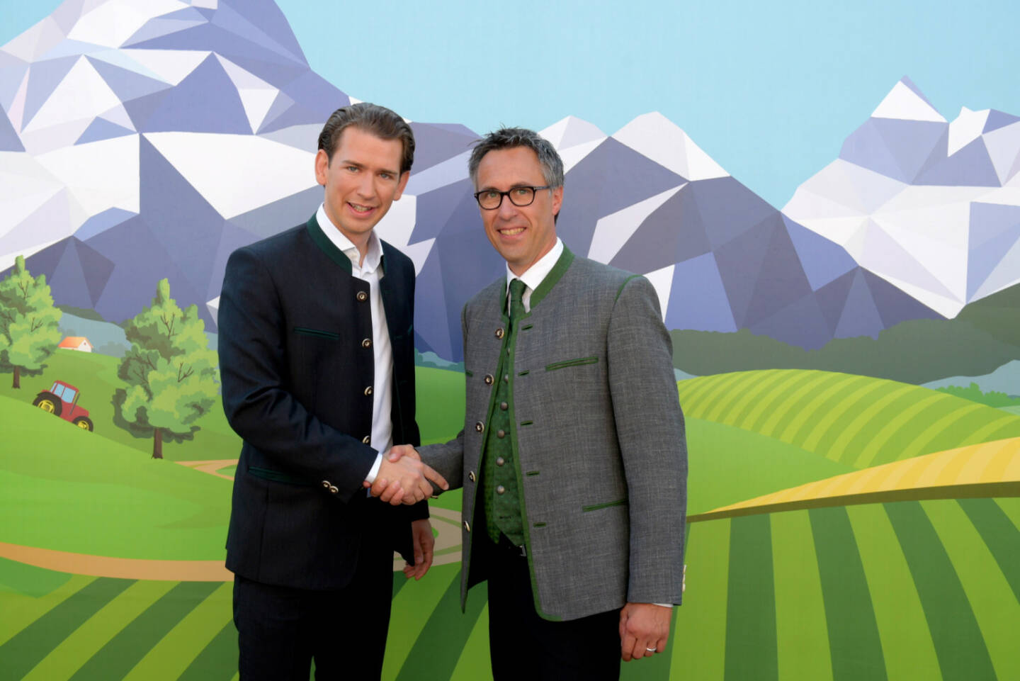 Sebastian Kurz mit Georg Strasser, der mit 99,1 Prozent zum neuen Bauernbund-Präsident gewählt wurde, Bild: Christian Mueller