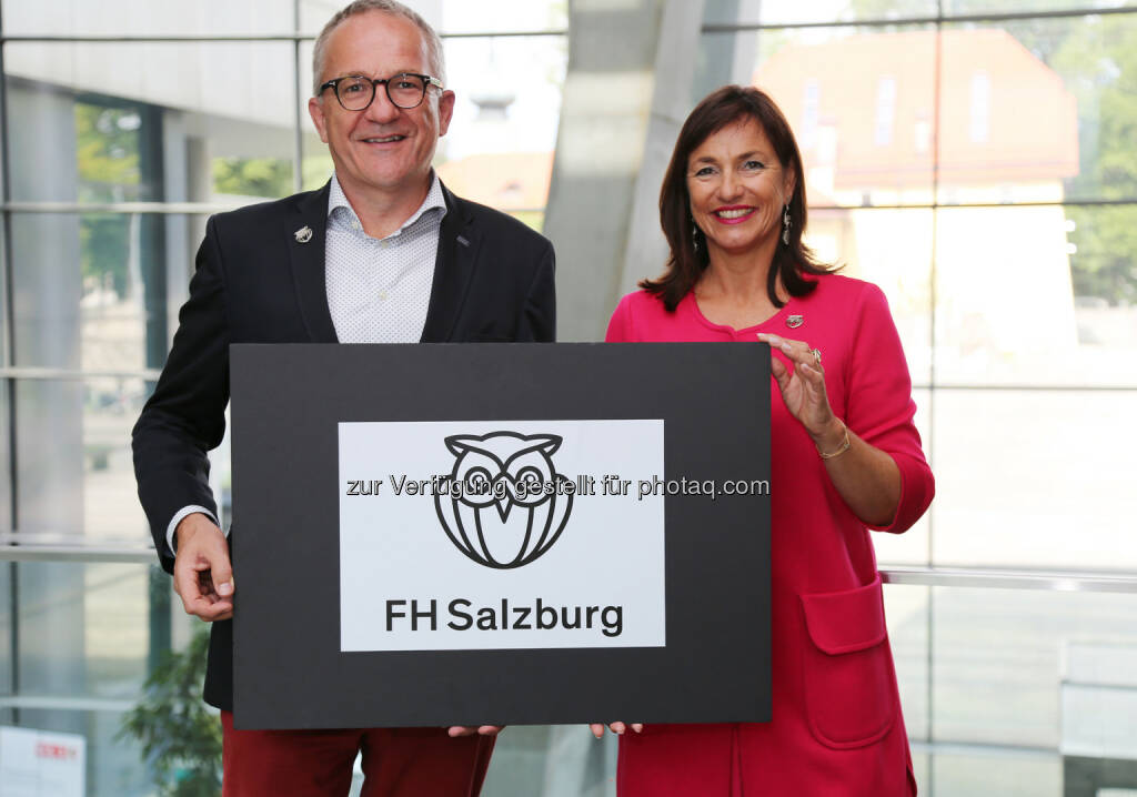 Die Geschäftsführung der FH Salzburg, Raimund Ribitsch und Doris Walter, mit dem neuen Logo - Fachhochschule Salzburg GmbH: Neuer Markenauftritt der FH Salzburg (Fotograf: Nina Bacher / Fotocredit: FH Salzburg), © Aussendung (05.09.2017) 