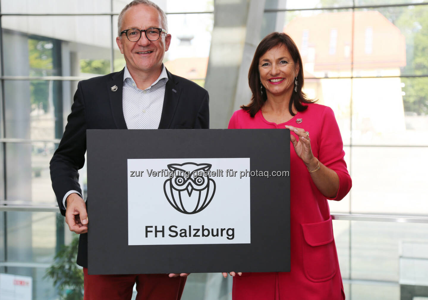 Die Geschäftsführung der FH Salzburg, Raimund Ribitsch und Doris Walter, mit dem neuen Logo - Fachhochschule Salzburg GmbH: Neuer Markenauftritt der FH Salzburg (Fotograf: Nina Bacher / Fotocredit: FH Salzburg)