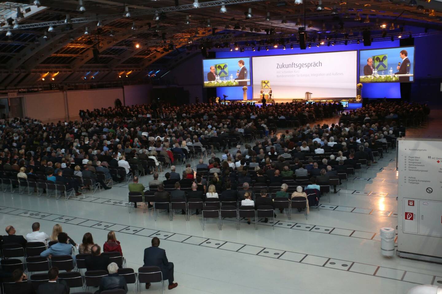 Rund 2.200 interessierte Gäste bei Minister im Dialog mit Sebastian Kurz im Design Center Linz; Foto: RLB OÖ/Strobl