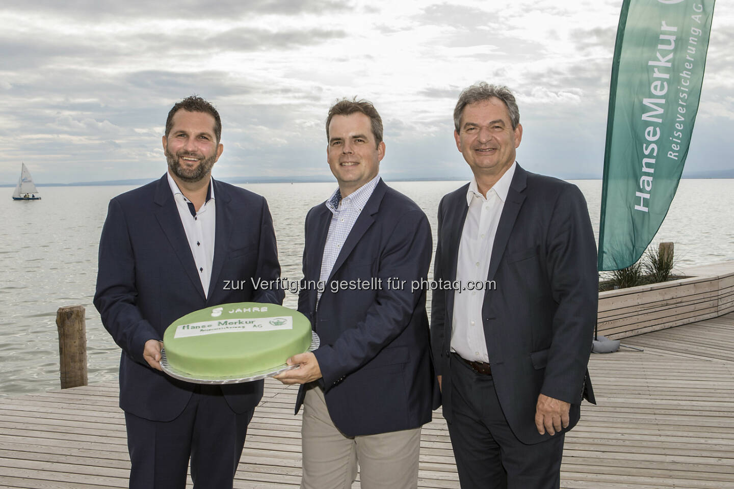 Fuad Izmirlija, Country Manager der HanseMerkur Reiseversicherung AG für Österreich und die Schweiz, Johannes Ganser, CSO der HanseMerkur Reiseversicherung AG sowie Dr. Andreas Gent, Vorstandsmitglied der HanseMerkur in Hamburg. - Hiller Communications: Fünf Jahre jung und mehrfacher Testsieger (Fotograf: Christian Postl / Fotocredit: HanseMerkur Reiseversicherung)