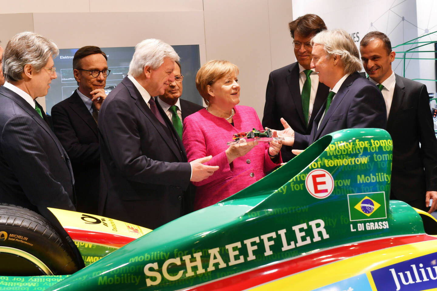 Schaeffler: Angela Merkel besucht Schaeffler auf der IAA, Gesellschafter Georg F.W. Schaeffler, Matthias Wissmann, VDA-Präsident, Volker Bouffier, Ministerpräsident Hessen, Prof. Dr. Peter Pleus, Vorstand Automotive Schaeffler AG, Bundeskanzlerin Dr. Angela Merkel, Klaus Rosenfeld, Vorsitzender des Vorstands Schaeffler AG, Prof. Dr.-Ing. Peter Gutzmer, Stellvertretender Vorsitzender des Vorstands und Vorstand Technologie Schaeffler AG, Matthias Zink, Vorstand Automotive Schaeffler AG (v.l.n.r.); Bild: Schaeffler