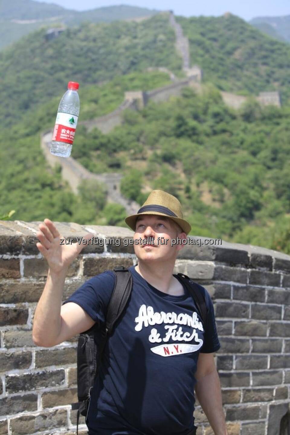 China: Peking Spring 2013 by Dirk Herrmann: Chinesische Mauer, Flasche, Dirk Herrmann