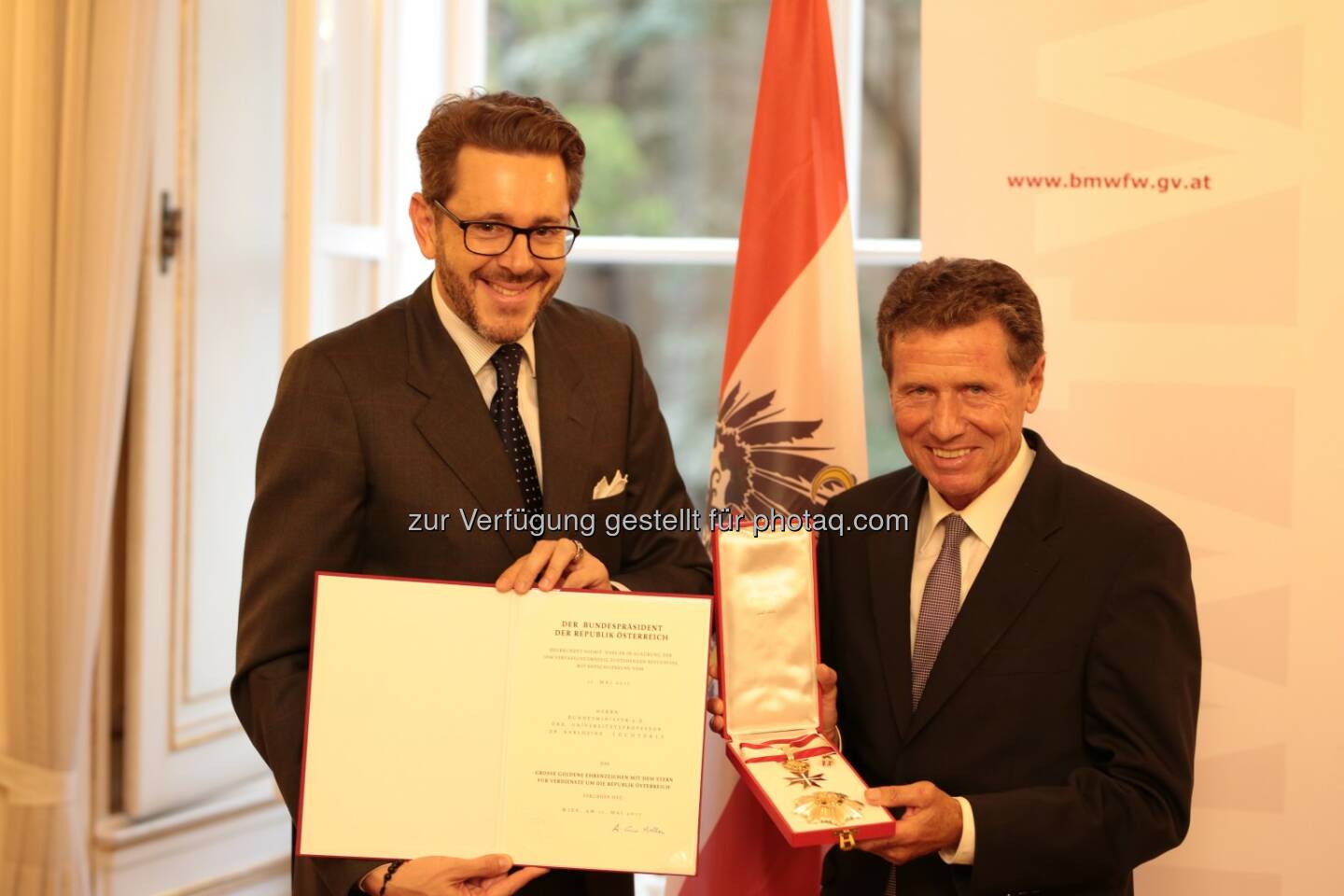 BM Harald Mahrer mit Karlheinz Töchterle - Bundesministerium für Wissenschaft, Forschung und Wirtschaft: Mahrer verleiht Großes Goldenes Ehrenzeichen an Karlheinz Töchterle (Fotograf: Marcos Aray/MA-Media / Fotocredit: BMWFW)