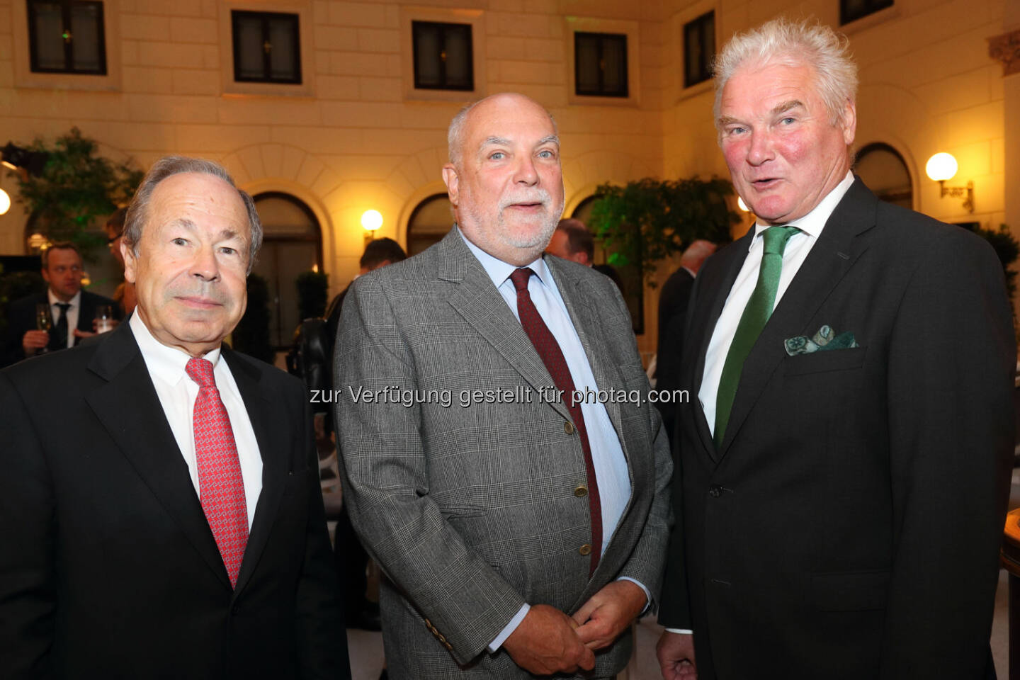 Dr. Erich Hampel (Stiftungsvorstand der B&C Privatstiftung), Mag. Thomas Wieser (Präsident der Euro-Arbeitsgruppe und Vorsitzender des Wirtschafts- und Finanzausschusses der Europäischen Union in Brüssel), Dr. Wolfgang Hofer (Vorstandsmitglied der B&C Privatstiftung) - B&C Privatstiftung: Expertengespräch der B&C Privatstiftung mit Thomas Wieser: Gemeinsame EU-Politik gegen weltwirtschaftliche Unsicherheit (Fotocredit: B&C/APA-Fotoservice/Schedl)