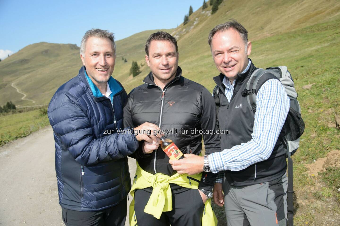 Wirtschaftswanderungs-Organisator Herbert Rieser, Skirennläufer Christian Mayer, Almdudler-Geschäftsführer Gerhard Schilling (© café+co International/Rainer Gregor Eckharter)