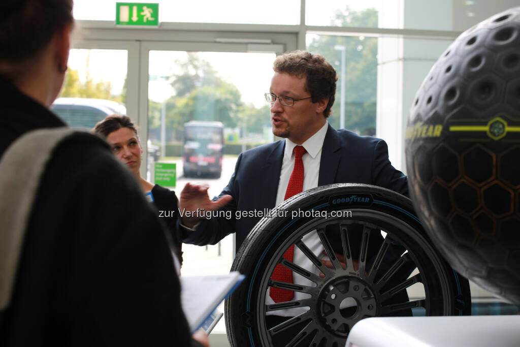 David Anckaert, General Director des Dunlop Entwicklungszentrums Hanau bei der Präsentation der beiden Goodyear Konzept-Reifen IntelliGrip Urban und Eagle360 Urban - Goodyear Dunlop: Roundtable im Rahmen des Goodyear Handelskongresses (Fotocredit: Goodyear Dunlop), © Aussender (26.09.2017) 