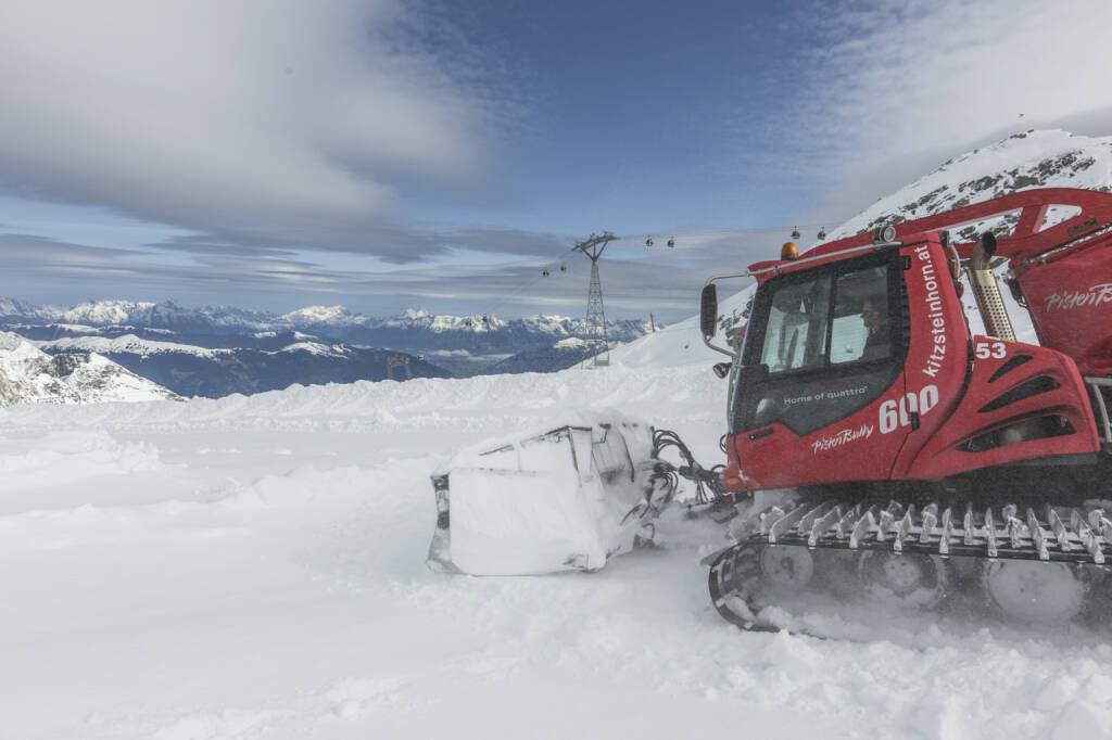 Gletscherbahnen Kaprun AG: Skistart am Kitzsteinhorn, Pistenraupe, Winter, Schnee, Skifahren; Fotocredit: © Gletscherbahnen Kaprun AG/artisual, © Aussendung (27.09.2017) 