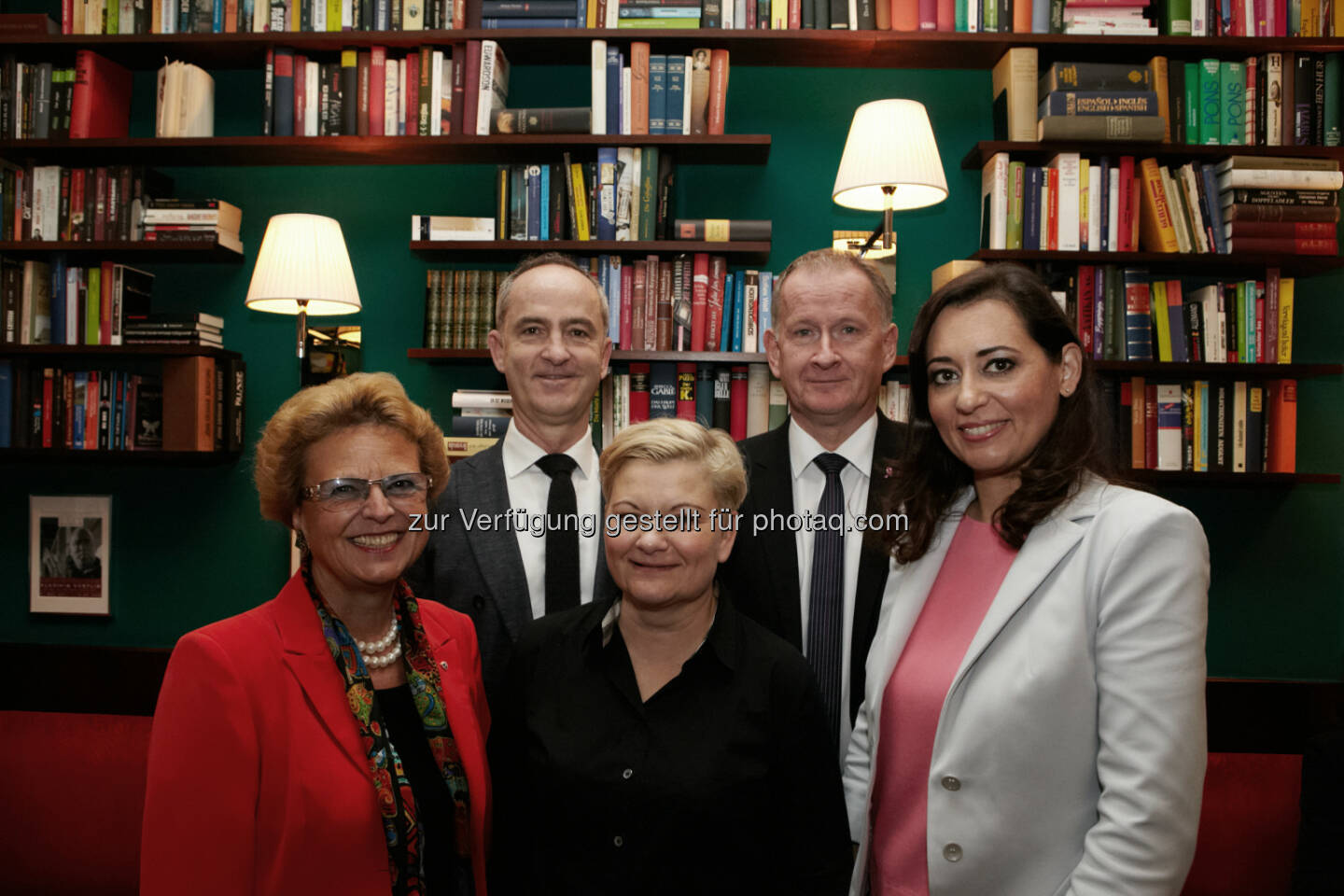 Mag. pharm. Dr. Christiane Körner (Präsidentin des Vereins zur Förderung der Impfaufklärung ), OA Dr. Helmut Brath (Erster Sekretär der Österreichischen Diabetes Gesellschaft), Priv. Doz. Dr. Ingrid Stelzmüller (Pulmologin und Leiterin des Arbeitskreises Infektiologie und Tuberkulose der Österreichischen Gesellschaft für Pneumologie), Dr. Oskar Janata (Hygienefacharzt, Sozialmedizinisches Zentrum Ost – Donauspital), Mag. pharm. Susanne Ergott-Badawi (Präsidium Österreichische Apothekerkammer) - Verein zur Förderung der Impfaufklärung: Pneumokokken: Unterschätzt, aber gefährlich (Fotocredit: VFI/APA-Fotoservice/Roßboth)