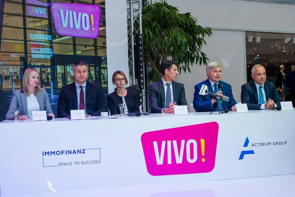 Die Immofinanz hat in der polnischen Stadt Krosno ein weiteres Shopping Center ihrer Retail-Marke VIVO! fertiggestellt und eröffnet.: Magdalena Kowalewska (Immofinanz Polen), Oliver Schumy (Immofinanz), Übersetzerin, Arne Bongenaar (Acteeum), Piotr Przytocki (Bürgermeister Krosno), Tomasz Szewczyk (Acteeum Central Europe); Fotocredit: Immofinanz (29.09.2017) 