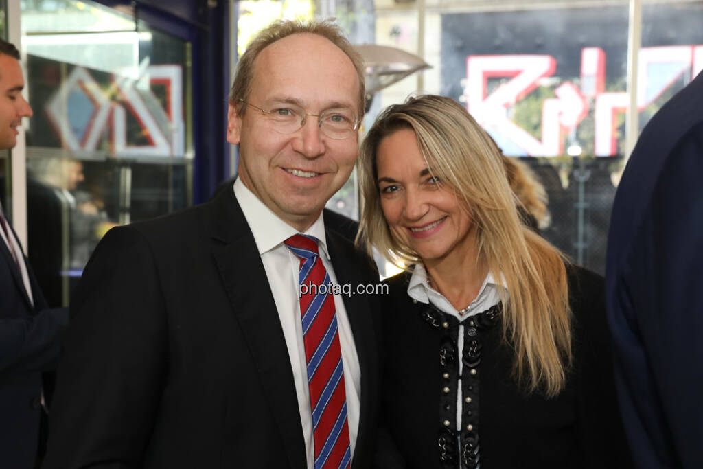 4-your-biz Impact-Investing Konferenz: Hannes Reisinger (Karl Group), Karola Gröger (Fotocredit: Katharina Schiffl for photaq.com) (29.09.2017) 