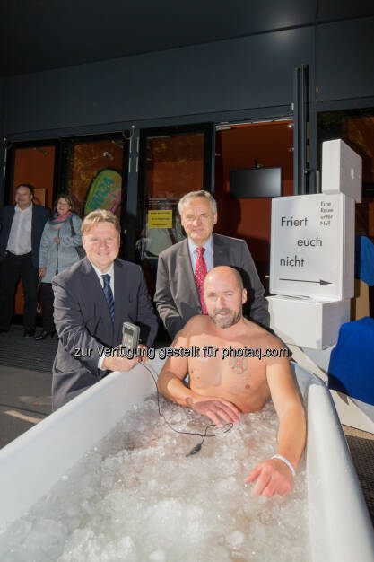 Wohnbaustadtrat Michael Ludwig, Gerhard Glinzerer, dem geschäftsführenden Gesellschafter der HERZ Gruppe und Präsident des Fördervereins „BRENNPUNKT – Museum der Heizkultur Wien“ und ein Mitglied der Austrian Ice Swimming Association - Förderverein „BRENNPUNKT – Museum der Heizkultur Wien“: FRIERT EUCH NICHT“ – die Sonderausstellung zum Herbstbeginn (Fotocredit: HERZ/Elia Zilberberg), © Aussender (29.09.2017) 