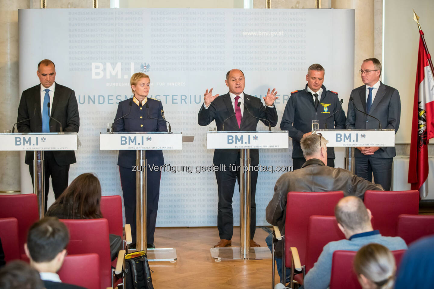 Dipl.-BW Norbert Haslacher, Frequentis AG für die Bietergemeinschaft Frequentis-Hexagon Dr. Michaela Kardeis, Generaldirektorin für öffentliche Sicherheit Mag. Wolfgang Sobotka, Bundesminister für Inneres Dietmar Fahrafellner, MSc., Landesfeuerwehrkommandant von Niederösterreich Dr. Stephan Pernkopf, LH-Stellvertreter Niederösterreich - Frequentis AG: Zentrales Einsatzleitsystem ELKOS sorgt für mehr Sicherheit (Fotocredit: BMI/Gerd Pachauer)