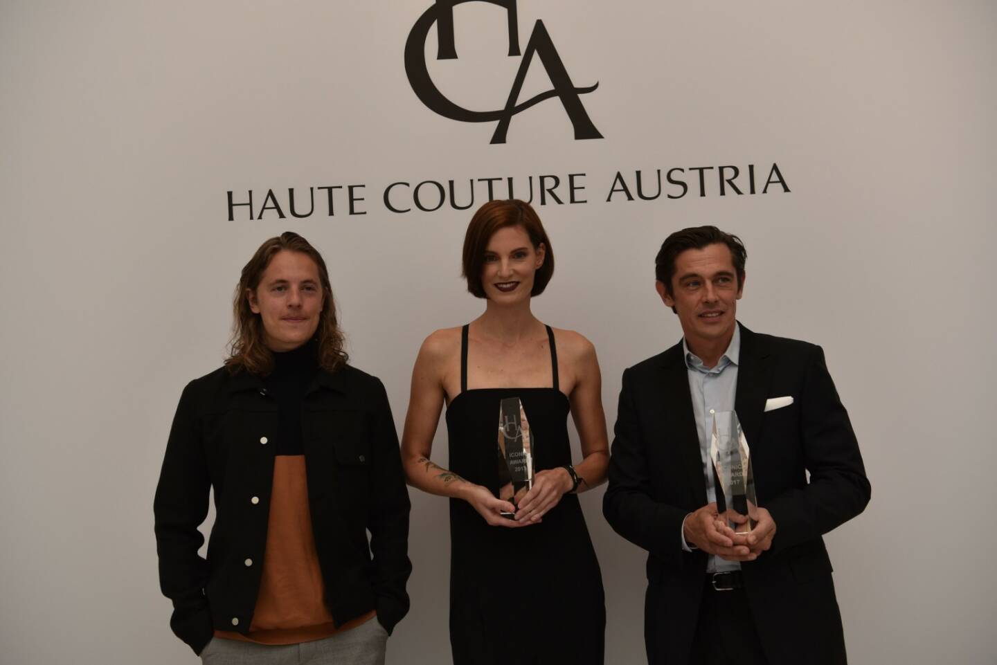 Bereits zum 14. Mal veranstaltete die Wirtschaftskammer Österreich in Zusammenarbeit mit Fashion-Experten Wolfgang Reichl den Haute Couture Austria Award, der als Sprungbrett für aufstrebende Designerinnen und Designer dient. Im Bild: Iris Strubegger, Werner Schreyer mit Pierre Sarkozy (DJ und Model)  © UniCredit Bank Austria/Oreste Schaller) 