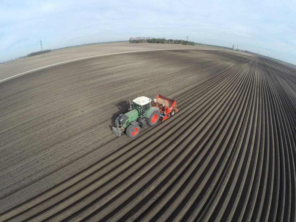 Maschinenring Österreich: RTK Feldbestellung, Traktor, Landwirtschaft, Rohstoffe, Erde, Anbau; Foto: Maschinenring, © Aussendung (05.10.2017) 