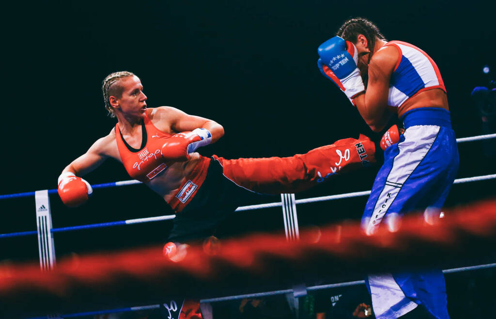 Nicole Trimmel bei ihrem letzten Antreten im Ring, ihr 408. Kampf. Als Gegnerin des Showkampfs kam nur eine in Frage: Dauerrivalin Ksenia Miroshnichenko aus Russland, Fotocredit: Kelemen Photography (08.10.2017) 