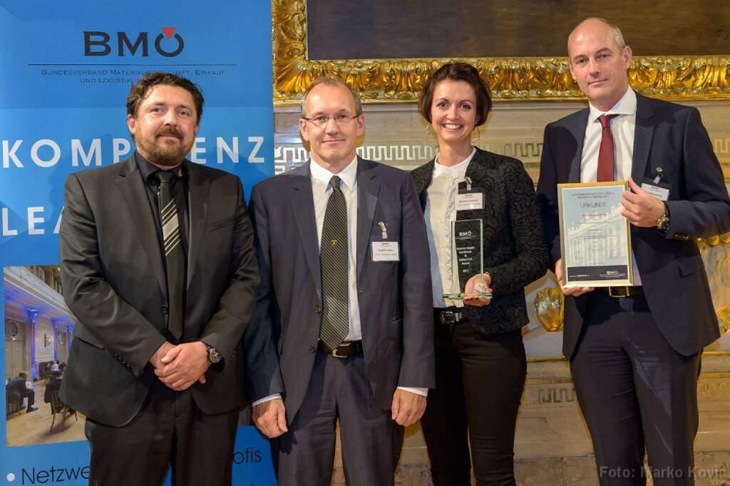 FACC freut sich über den Austrian Supply Excellence Award des Bundesverbands Materialwirtschaft, Einkauf und Logistik in Österreich (BMÖ) in der Kategorie „Sonderpreis“. Bild: Gerhard Gerner (Senior Manager, SLS Stranzinger), Rudolf Leitner (Executive Vice President Procurement, FACC AG), Sabine Lenzbauer (Operational Procurement, FACC AG), Kurt Bussecker (Director Global Sales, Isovolta AG) bei der Award-Verleihung im Haus der Industrie in Wien. Copyright: BMÖ / Marko Kovic
, © Aussendung (09.10.2017) 