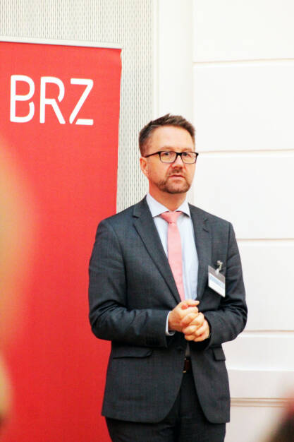 Das Bundesrechenzentrum (BRZ) veranstaltete gemeinsam mit der Oesterreichischen Kontrollbank (OeKB) ein weiteres DIMCA-Netzwerk-Treffen. Unter dem Titel „Blockchain-Technologie in der öffentlichen Verwaltung“ sprachen Experten aus Recht, Verwaltung und Wirtschaft zu ihren Erfahrungen, Erwartungen und Anforderungen an die neue Technologie, Matthias Lichtenthaler, Bereichsleiter Digitale Transformation im BRZ; Fotocredit: BRZ (11.10.2017) 