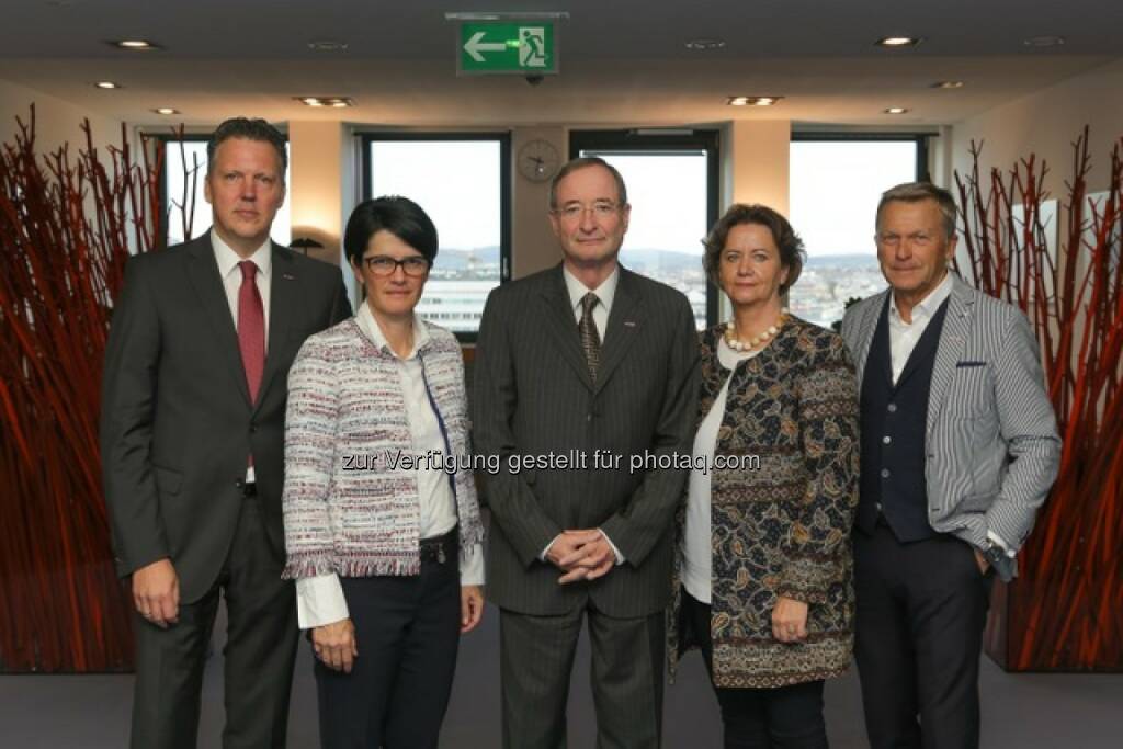 Alexander Klacska, Obmann der Bundessparte Transport & Verkehr, Petra Nocker-Schwarzenbacher, Obfrau der Bundessparte Tourismus & Freizeitwirtschaft, WKÖ-Präsident Christoph Leitl, Renate Scheichelbauer-Schuster, Obfrau der Bundessparte Gewerbe & Handwerk, Peter Buchmüller, Obmann der Bundessparte Handel - Wirtschaftskammer Österreich: Klares Ja der Wirtschaft zu vernünftiger Harmonisierung – aber deutliches Nein zu standortschädlichen Maßnahmen (Fotocredit: WKÖ/APA-Fotoservice/Tanzer), © Aussender (11.10.2017) 