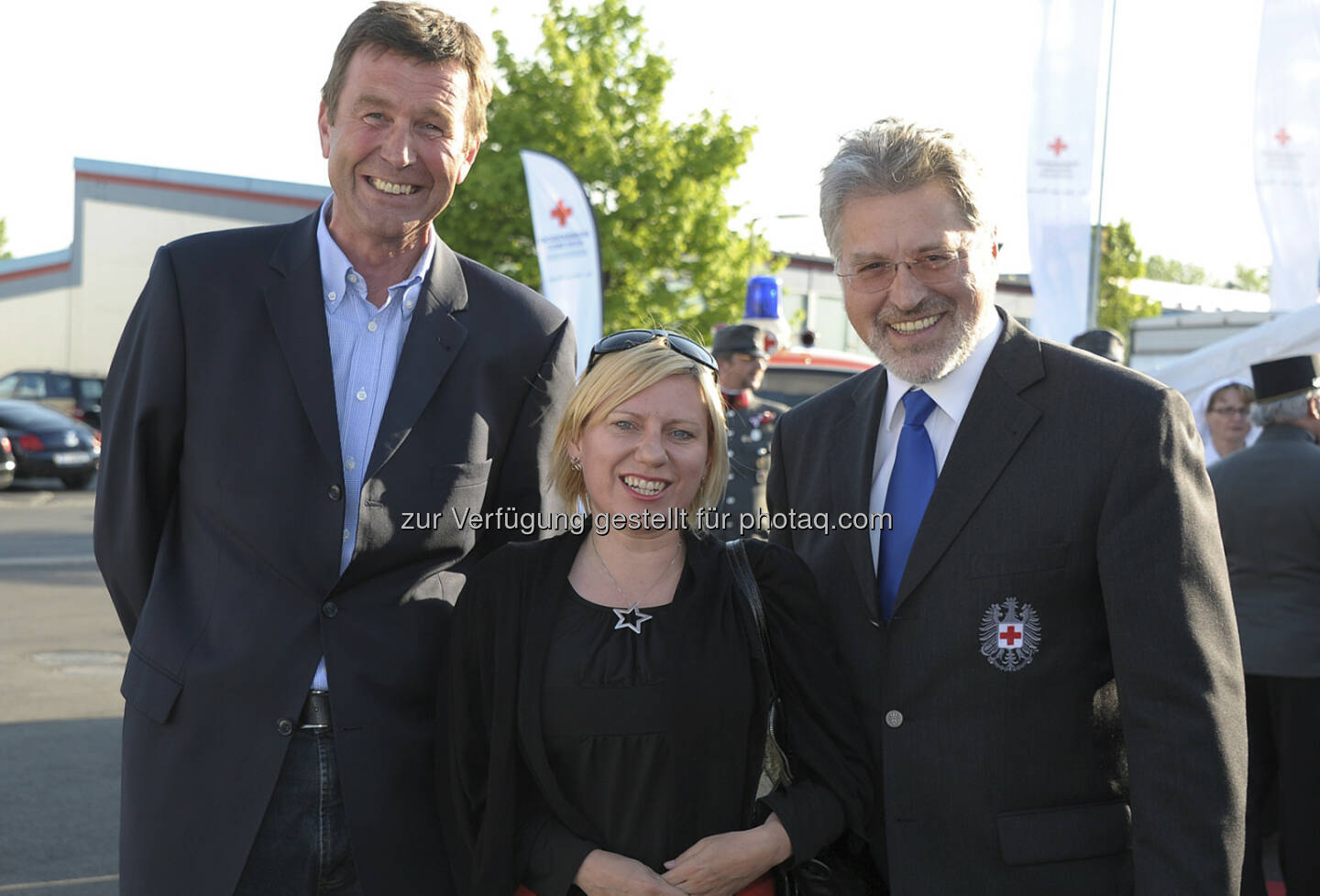 Reinhard Hetzeneder, Marketing Löffler - Christina Kreuzwieser, Leiterin Marketing Kommunikation Business Unit Textile Fibers, Lenzing AG - Walter Aichinger, Präsident RKOÖ . Das Rote Kreuz hat nun ein Poloshirt „Made by Löffler“ aus der umweltfreundlichen Lenzing Faser Tencel