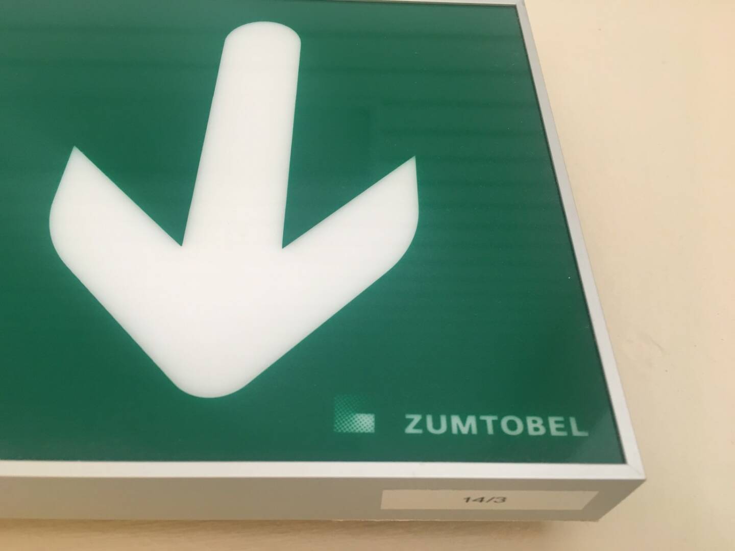 Exit, Zumtobel, Fluchtweg, Pfeil nach unten, grünes Licht