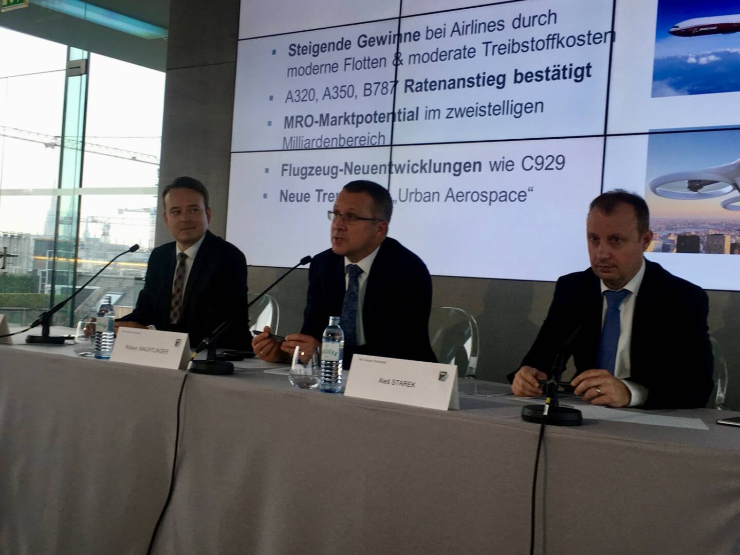 FACC-Pressekonferenz zum Halbjahresergebnis am 18.10. 2017: Andreas Perotti (Konzernsprecher), Robert Machtlinger (CEO), Ales Starek (CFO); Fotocredit: Christine Petzwinkler/BSN