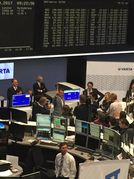 Varta-IPO: Montana Tech Components-Eigentümer Michael Tojner läutet die Opening Bell in Frankfurt, © Viola Grebe (19.10.2017) 