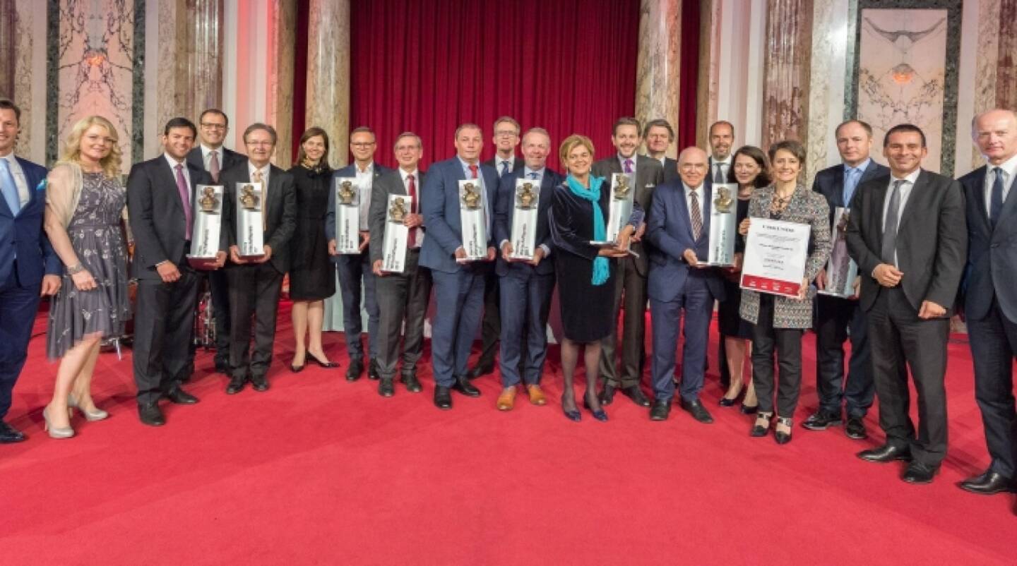 Mittwochabend wurde in der Wiener Hofburg der „HERMES.Wirtschafts.Preis“ vergeben. Das Bundesministerium für Wirtschaft, Wirtschaftskammer Österreich, Leitbetriebe Austria und die Tageszeitung KURIER zeichnen damit Unternehmen für ihre herausragenden wirtschaftlichen Leistungen in Österreich aus. Unter den Gästen: Harald Mahrer (Bundesminister für Wissenschaft, Forschung und Wirtschaft), Christoph Leitl (Präsident der Wirtschaftskammer Österreich), Monica Rintersbacher (Leitbetriebe Austria), Helmut Brandstätter (Herausgeber KURIER), KURIER Medienhaus Geschäftsführer Thomas Kralinger, u.v.a. Entrepreneur des Jahres ist Prof. DI. Dr.h.c. Helmut List der AVL LIST. Bild: Copyright KURIER Jeff Mangione