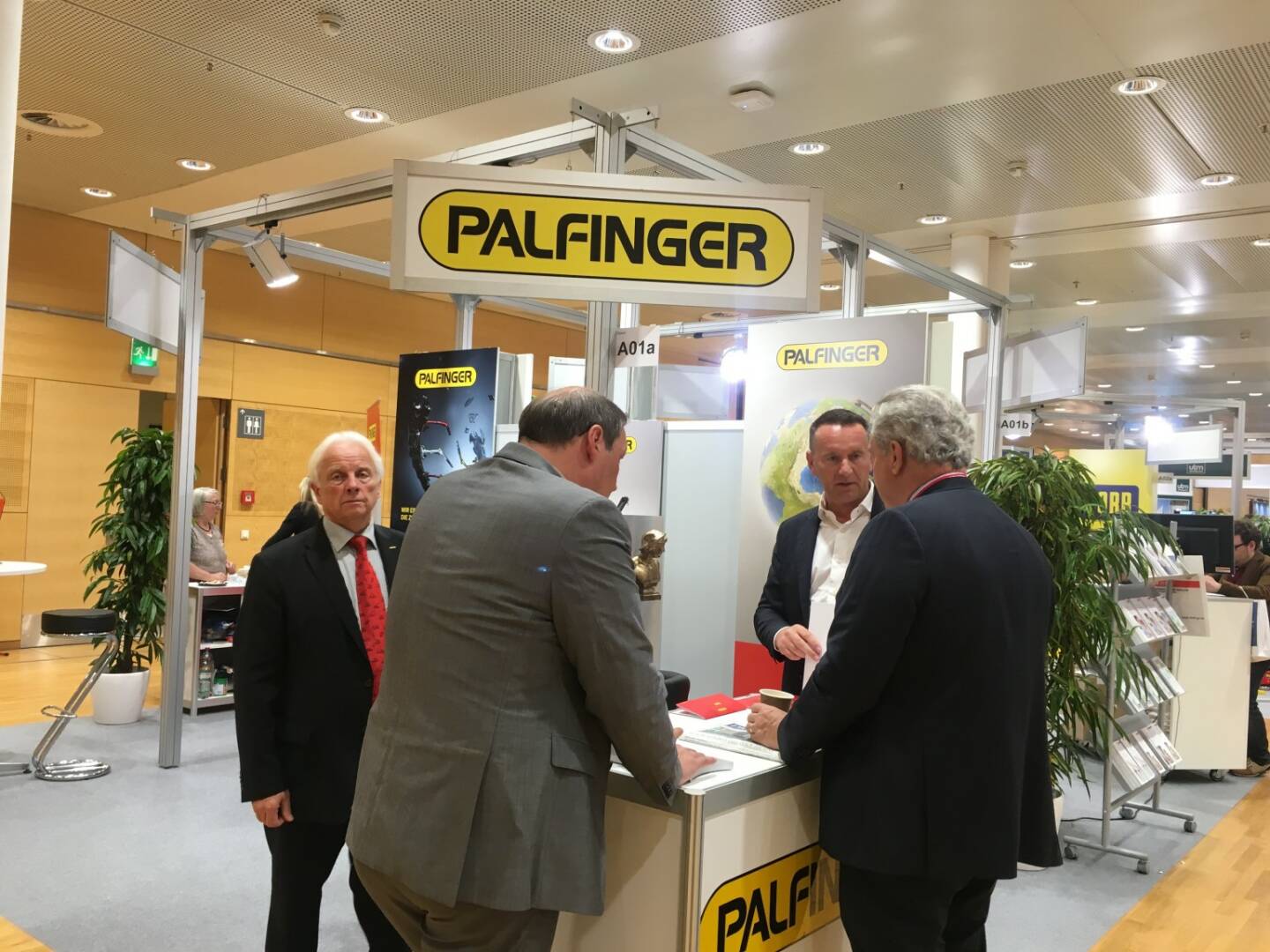 Palfinger, Messestand, Hannes Roither (IR), CEO Herbert Ortner