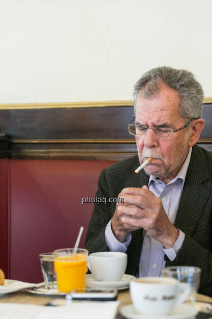 Alexander van der Bellen, raucht, © finanzmarktfoto.at/Martina Draper (29.05.2013) 