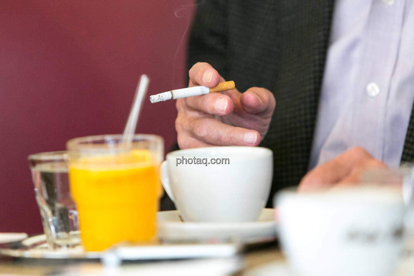 Orangensaft, Zigarette, Kaffee, Frühstück