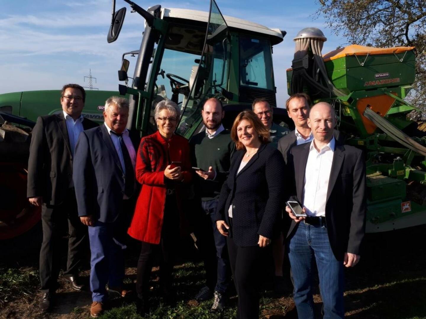 FARMDOK, ein niederösterreichisches Agrar-Technologie-Startup mit Firmensitz in Wieselburg, entwickelt neuartige Technologien zur Automatisierung landwirtschaftlicher Aufzeichnungen. Wirtschaftslandesrätin Petra Bohuslav überzeugte sich bei einem Besuch von der einfachen digitalen Dokumentation, die per Mausklick durchgeführt wird. Bild: Klaus Nagelhofer, ecoplus, Bgm Karl Gerstl, Landesrätin Petra Bohuslav, Andreas Prankl GF Farmdok, Doris Agneter, GF tecnet equity, Peter Prankl Farmdok, Stefan Köppl, tecnet equity, Johann Prankl Farmdok; Bild: Farmdok/tecnet equity