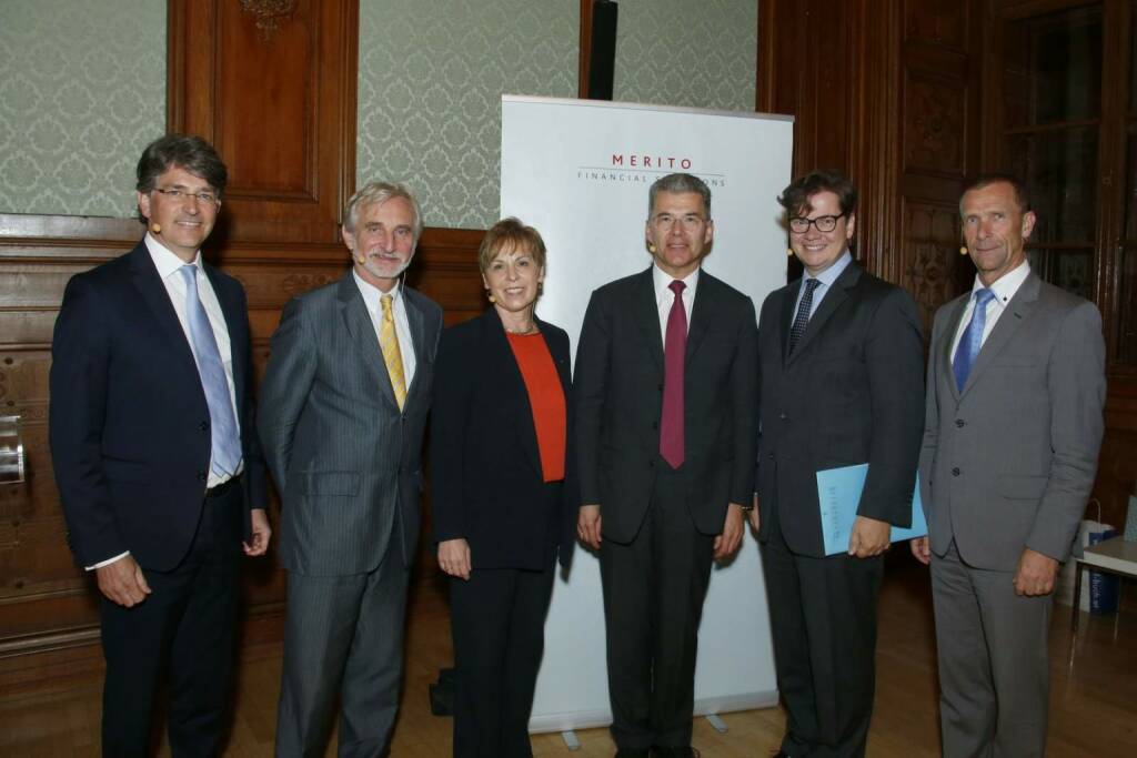 Von links nach rechts: Mag. Andreas Witzani, Geschäftsführer der MERITO Financial Solutions GmbH, Hon. Prof. Dr. Aurel Schubert, Generaldirektor für Statistik der EZB
Prof. Dr. Theresia Theurl vom Institut für Genossenschaftswesen der Westfälischen Wilhelms-Universität Münster, Dr. Wolfgang Habermayer, CEO der MERITO Financial Solutions GmbH, Mag. Christoph Neumayer, Generalsekretär der Industriellenvereinigung, Brigadier Walter Feichtinger, Institut für Friedenssicherung und Konfliktforschung; Copyright: Harri Mannsberger (23.10.2017) 