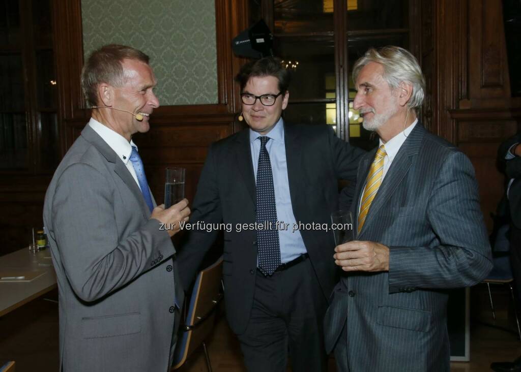 MERITO Investmentkonferenz - Brigadier Walter Feichtinger, Institut für Friedenssicherung und Konfliktforschung, Mag. Christoph Neumayer, Generalsekretär der Industriellenvereinigung, Hon. Prof. Dr. Aurel Schubert, Generaldirektor für Statistik der EZB  (Copyright: Harri Mannsberger), © Aussender (23.10.2017) 