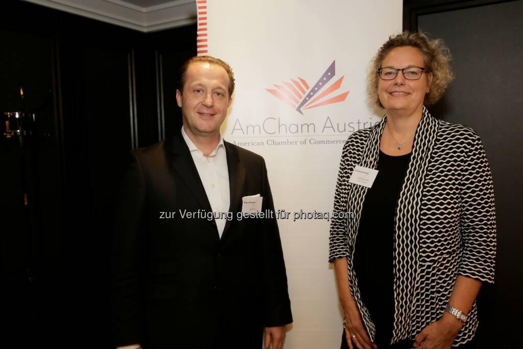 Billa AG-Vorstand Robert Nagele erklärte den Mitgliedern der American Chamber of Commerce in Austria beim Business Breakfast im Hilton Vienna Plaza, wie sich der Handel im digitalen Wandel verändern wird. Bild: AmCham Austria-Präsidentin Sandra Kolleth und Billa AG-Vorstand Robert Nagele; Fotocredit: © leisure.at/Christioan Jobst, © Aussender (23.10.2017) 