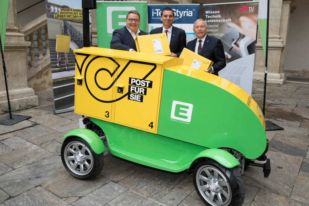 Energie Steiermark AG: Österreich-Premiere: Autonomes E-Fahrzeug stellt Pakete im Alleingang zu!, Peter Umundum (Post-Vorstand Paket und Logistik) mit den Vorständen der Energie Steiermark Christian Purrer (re.) und Martin Graf (li.); Post, Fotocredit:Energie Steiermark, © Aussendung (24.10.2017) 