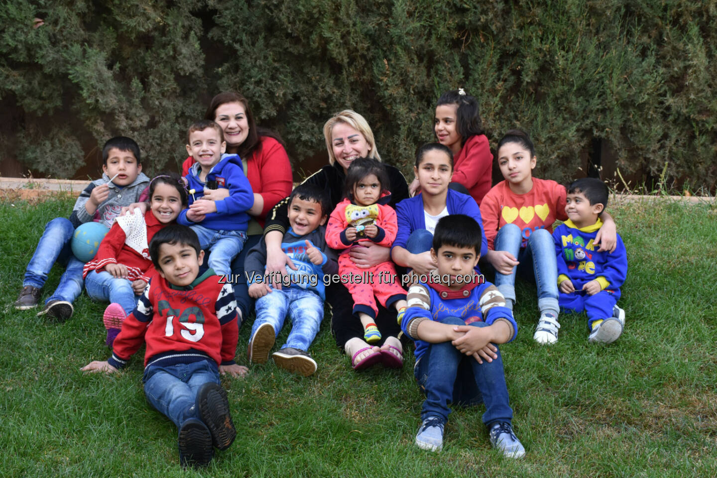 Endlich zuhause! Die ersten 12 Kriegswaisen sind mit ihren SOS-Kinderdorf-Müttern ins SOS-Kinderdorf Saboura bei Damaskus eingezogen. Insgesamt werden dort 80 Kinder ein liebevolles, bleibendes Zuhause und auch psychologische Unterstützung bekommen. - SOS Kinderdorf: Syrien: Zweites SOS-Kinderdorf bei Damaskus in Betrieb (Fotocredit: SOS-Kinderdorf)