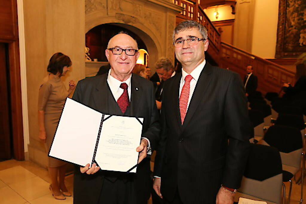 Dem Vorstandsvorsitzenden des Wiener Städtischen Versicherungsvereins, Dr. Günter Geyer, wurde Dienstagabend durch den Botschafter der Slowakischen Republik, Peter Mišík, die ‚Goldene Plakette des Ministers für Auswärtige und Europäische Angelegenheiten‘ überreicht; Fotocredit: Wiener Städtische Versicherungsverein, © Aussendung (25.10.2017) 