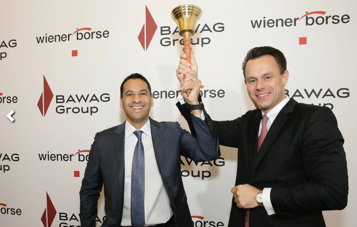 Bawag-CEO Anas Abuzaakouk und Wiener Börse-Chef Christoph Boschan läuten die Opening Bell; Fotocredit: Wiener Börse